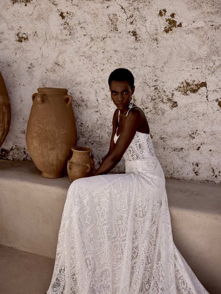 In questa foto, una modella indossa un abito scivolato in pizzo macramè 