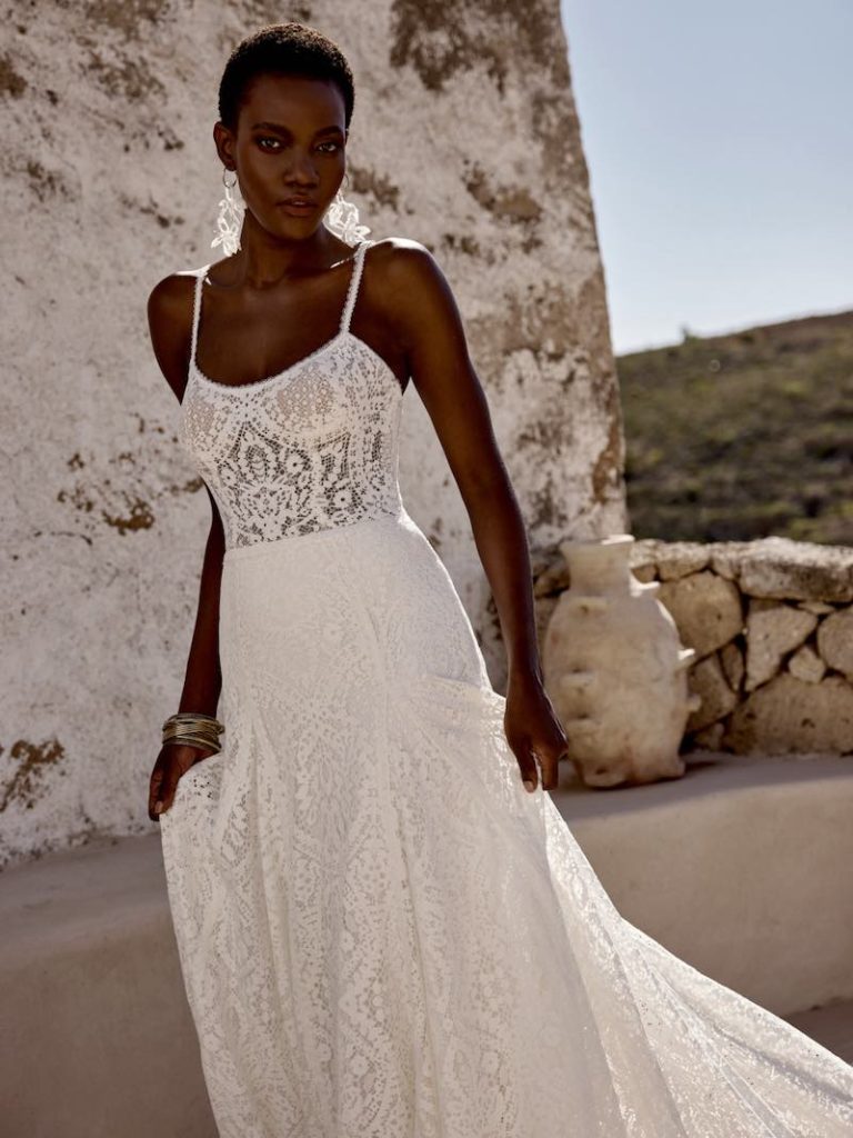 In questa foto, una modella indossa un abito scivolato in pizzo macramè 