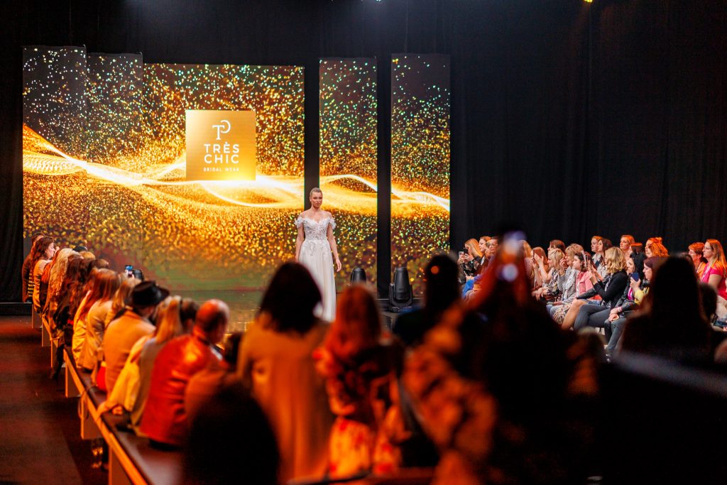 In questa foto la passerella di abiti da sposa della fiera european bridal week 2025