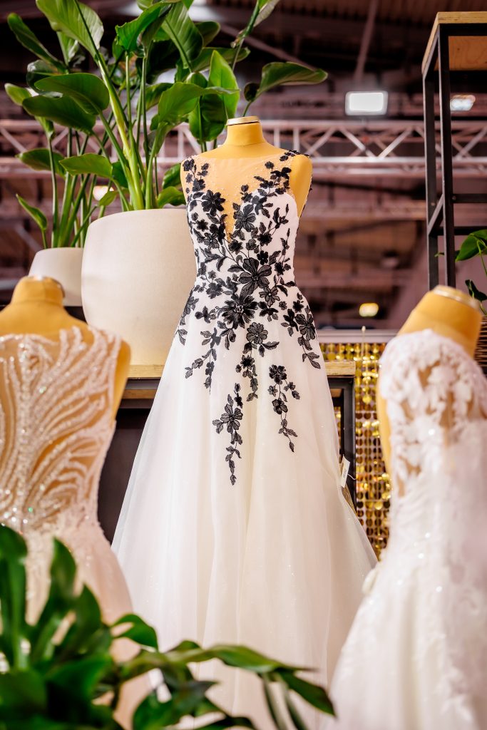 In questa foto dei manichini sposa esposti alla fiera european bridal week 2025