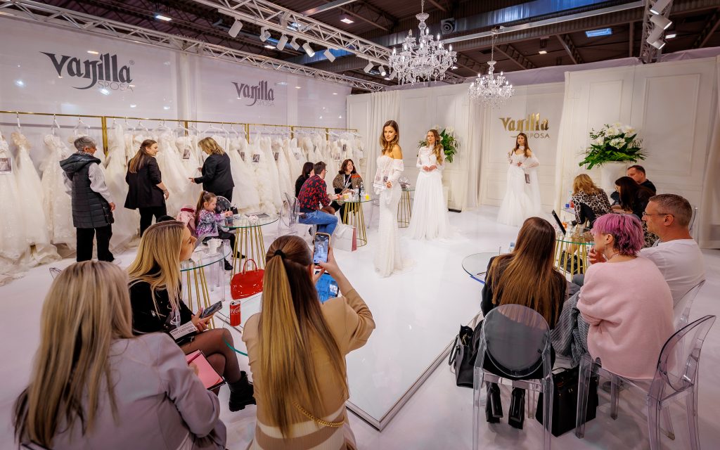 In questa foto delle modelle alla fiera european bridal week 2025