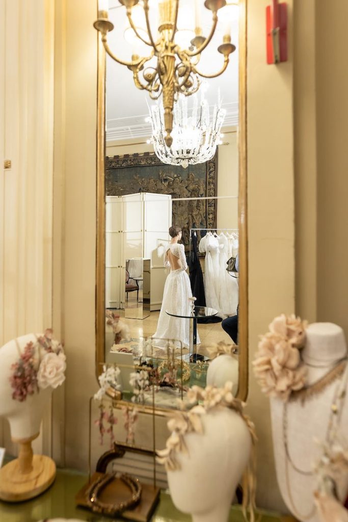 In questa foto gli abiti e gli accessori da sposa esposti al Matrimonio dei Sensi 2025