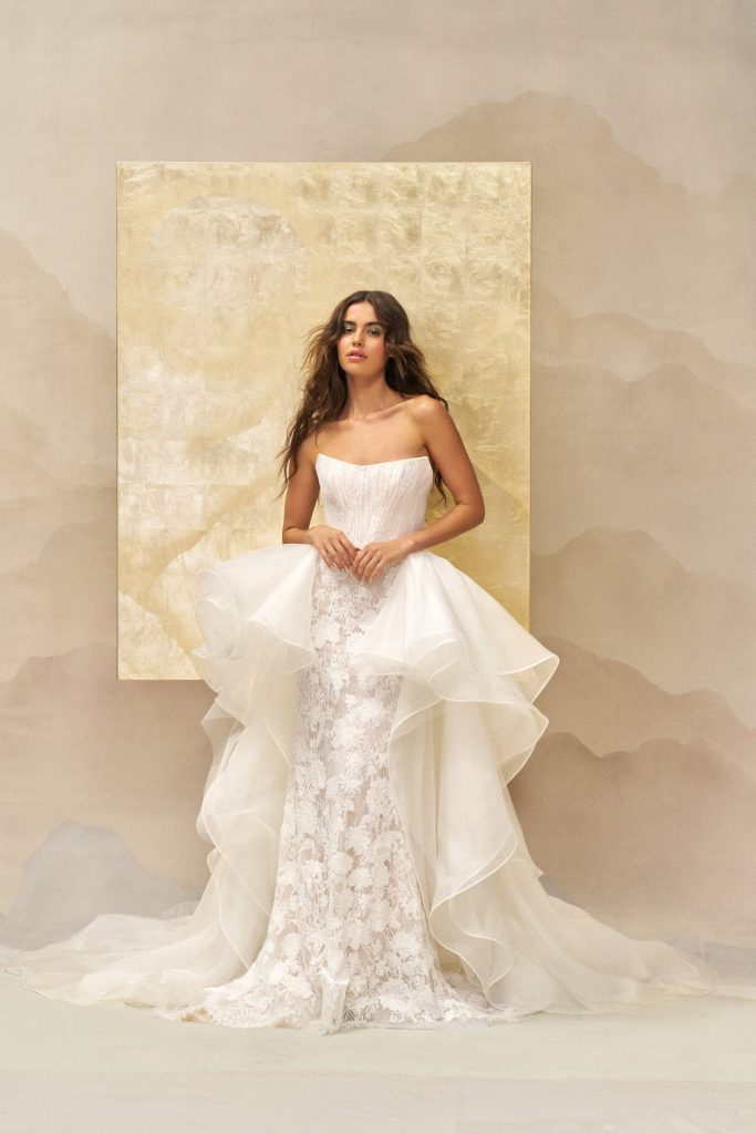 In questa foto la modella indossa un abito da sposa Ines Di Santo 2026 
