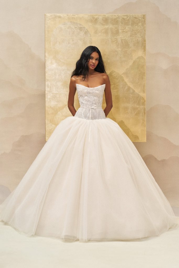In questa foto la modella indossa un abito da sposa Ines Di Santo 2026  con gonna di tulle