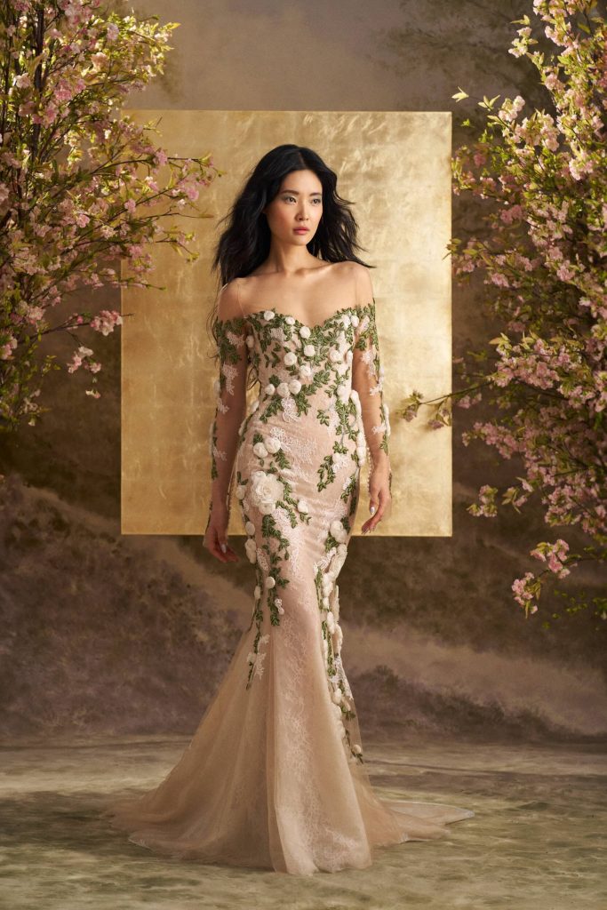 In questa foto la modella indossa un abito da sposa Ines Di Santo 2026  con fiori