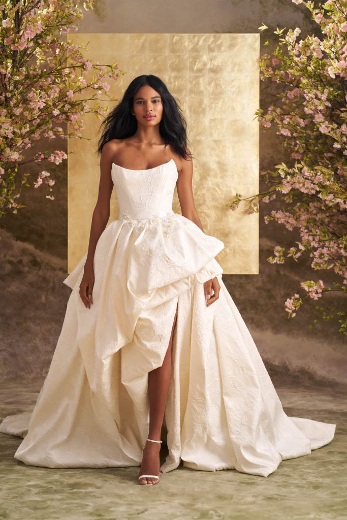 In questa foto la modella indossa un abito da sposa Ines Di Santo 2026 