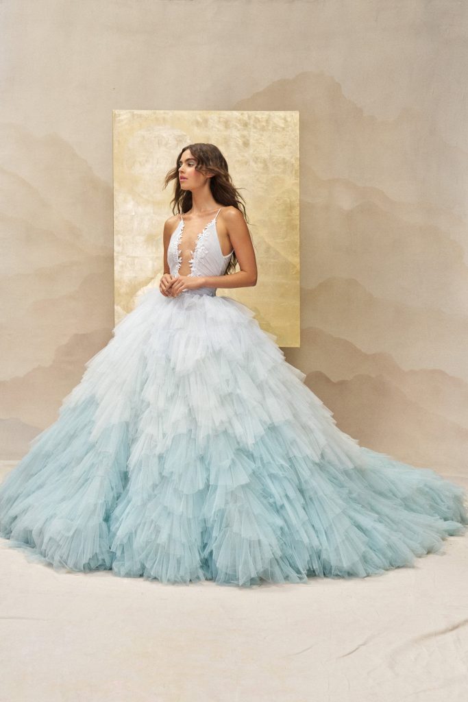 In questa foto la modella indossa un abito da sposa Ines Di Santo 2026 celeste con gonna di tulle