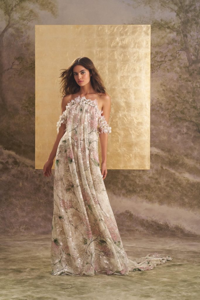 In questa foto la modella indossa un abito da sposa Ines Di Santo 2026  con fiori