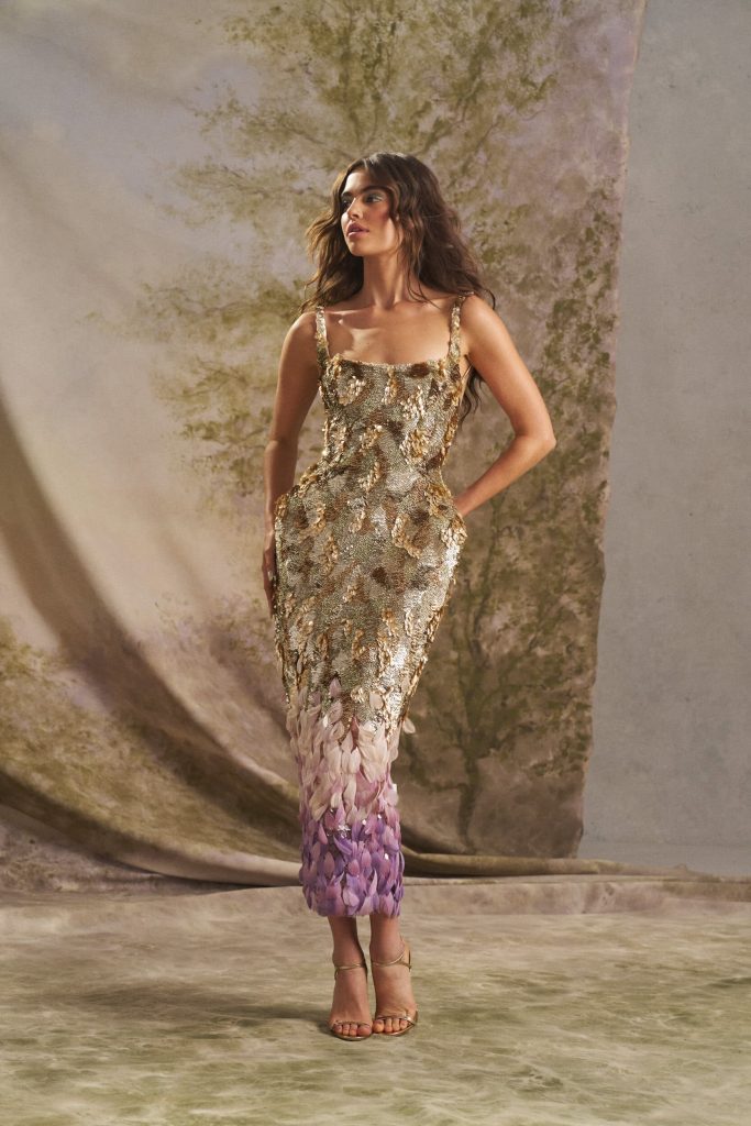 In questa foto la modella indossa un abito da sposa Ines Di Santo 2026  con fiori e piume