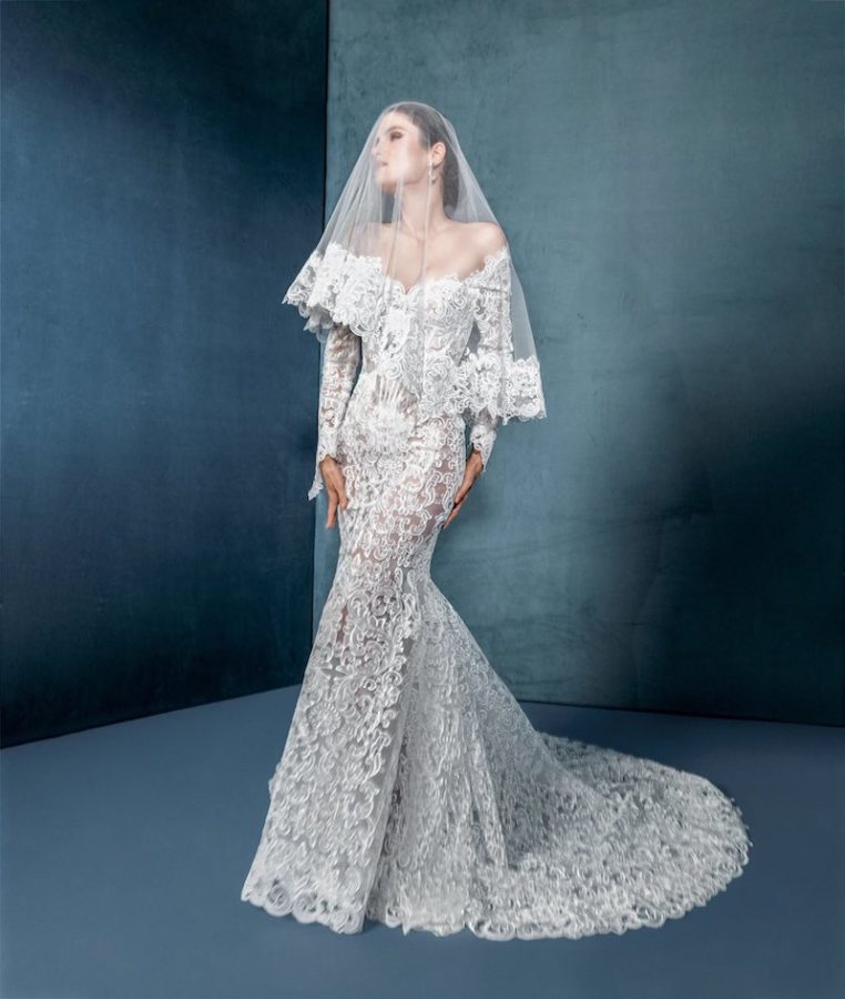 In questa foto, una modella indossa un abito da sposa a sirena in pizzo Markisa 2026