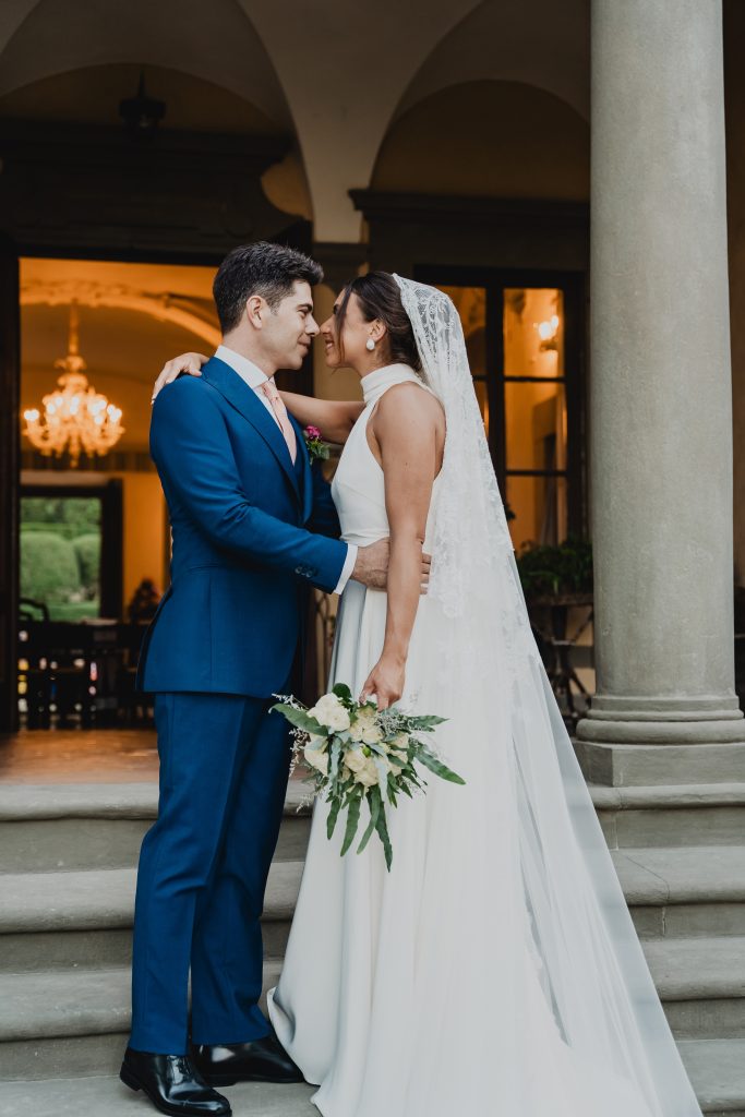 In questa foto Edoardo e Allegra durante il loro matrimonio in toscana lui in completo lebole cerimonia