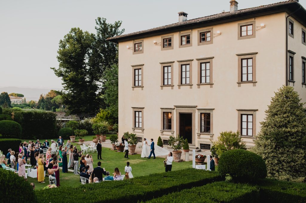 In questa foto Edoardo e Allegra durante il loro matrimonio in toscana lui in completo lebole cerimonia