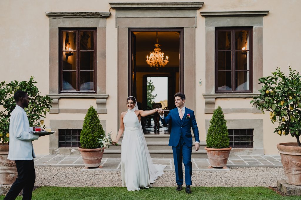 In questa foto Edoardo e Allegra durante il loro matrimonio in toscana lui in completo lebole cerimonia