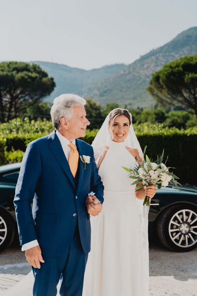 In questa foto Edoardo e Allegra durante il loro matrimonio in toscana lui in completo lebole cerimonia