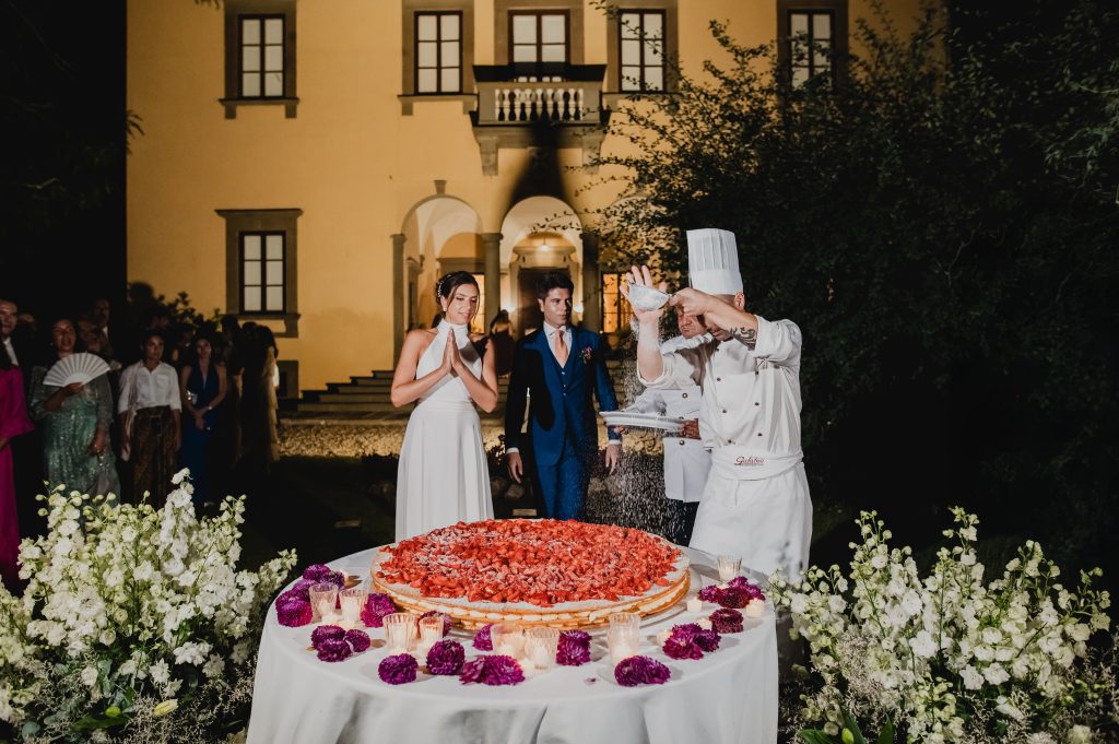 In questa foto Edoardo e Allegra durante il loro matrimonio in toscana lui in completo lebole cerimonia