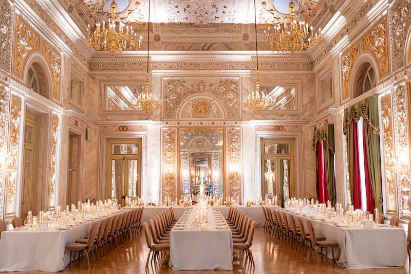 In questa foto, l'allestimento Total White, Green e Gold per il ricevimento di nozze di Molly e Paul al St. Regis di Firenze firmato da Corsini.Events