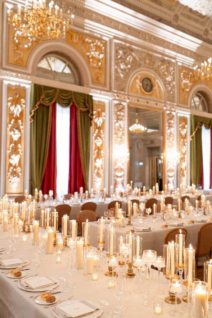 In questa foto, l'allestimento Total White, Green e Gold per il ricevimento di nozze di Molly e Paul al St. Regis di Firenze firmato da Corsini.Events