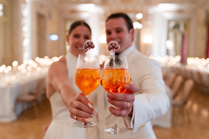 In questa foto, i due sposi brindando con uno spritz nel Salone delle Feste del St. Regis