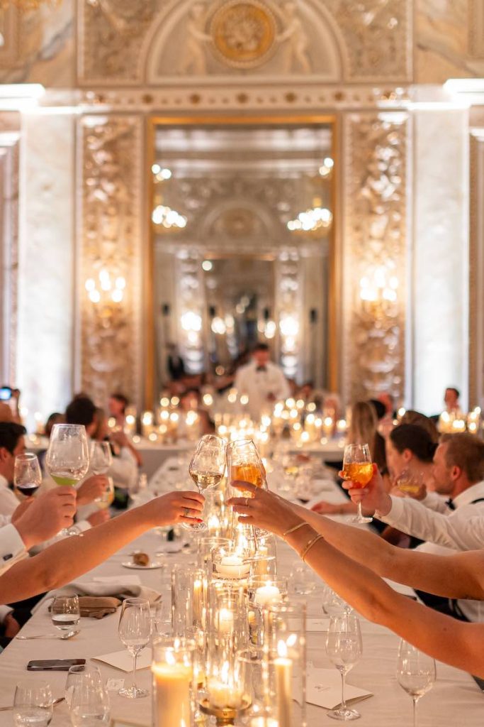 In questa foto, un brindisi durante il matrimonio di Molly e Paul