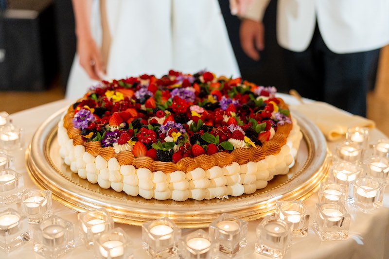In questa foto, la torta nuziale di Molly e Paul con i frutti di bosco 