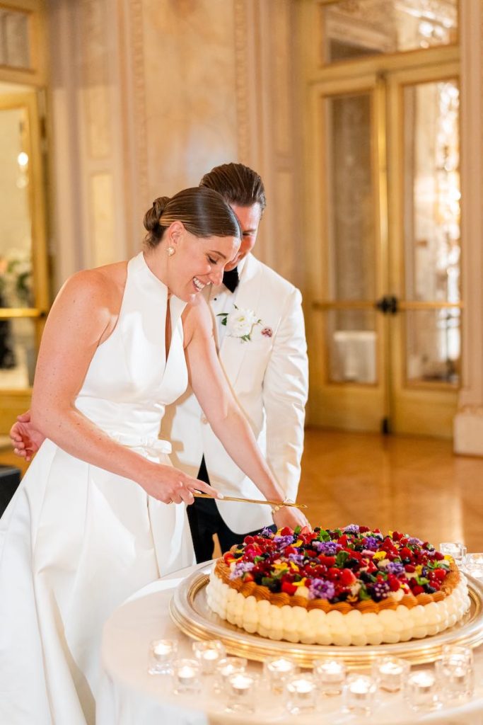 In questa foto, Molly e Paul al taglio della torta nuziale