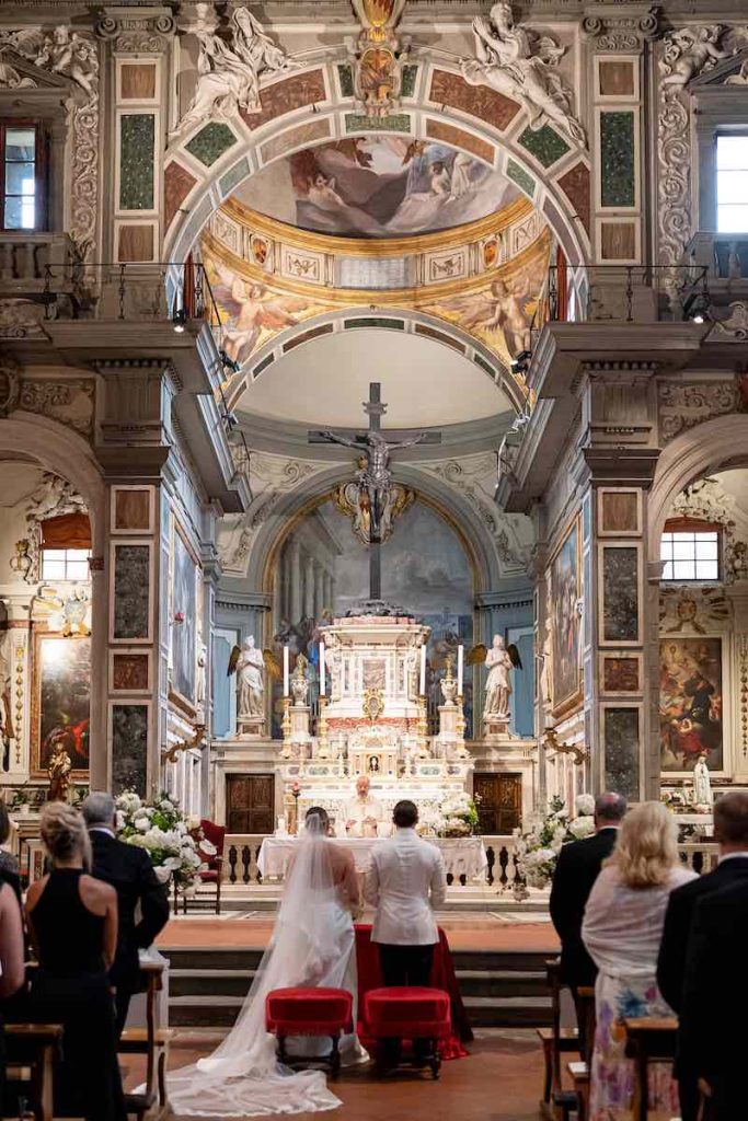 In questa foto, un momento della cerimonia di nozze di Molly e Paul nella Chiesa di Ognissanti