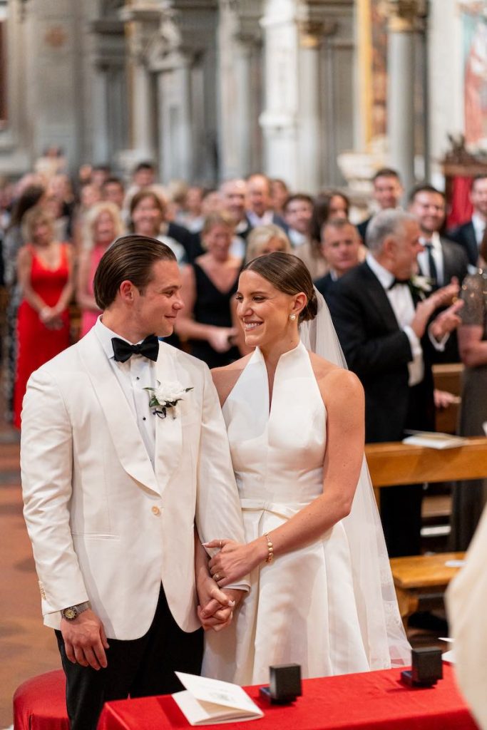 In questa foto, Molly e Paul durante la cerimonia di nozze nella Chiesa di Ognissanti