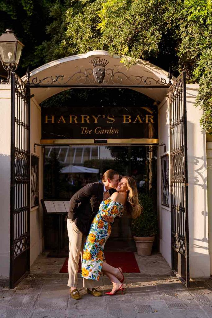 In questa foto, gli sposi Molly e Paul davanti all'ingresso dell'Harry's Bar the Garden