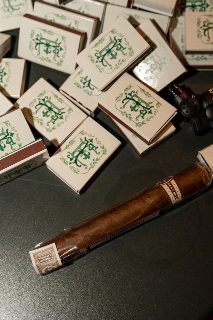 In questa foto, il Cigar Corner del Welcome Party di Molly e Paul organizzato da Corsini.Events