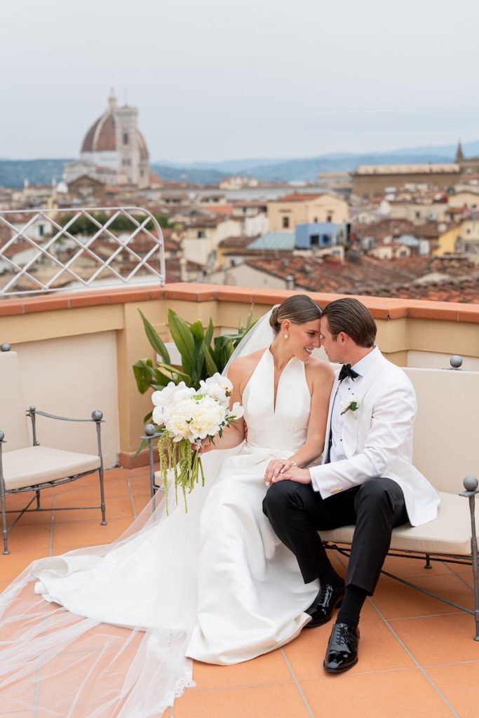 In questa foto, un momento delle nozze di Molly e Paul organizzate da Corsini.Events con lo sfondo di Firenze