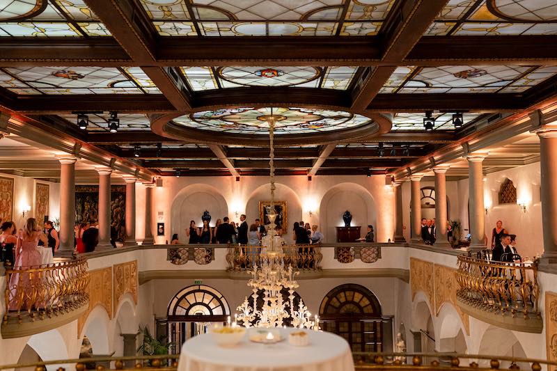 In questa foto, un momento dell'aperitivo di benvenuto di Molly e Paul al St. Regis di Firenze
