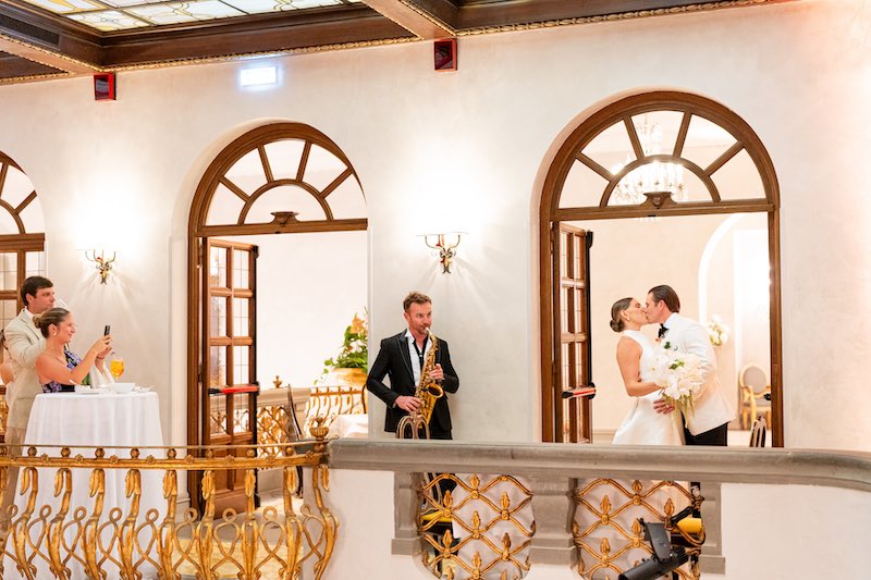 In questa foto, un momento dell'aperitivo di benvenuto di Molly e Paul al St. Regis di Firenze