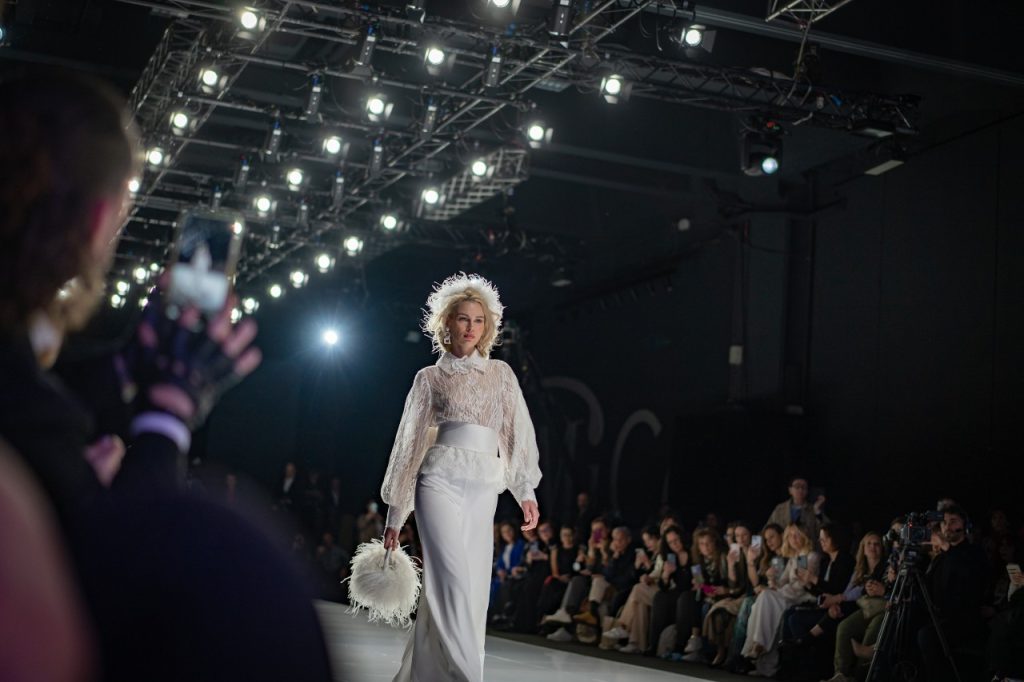 In questa foto una modella durante il Sì sposaitalia 2025