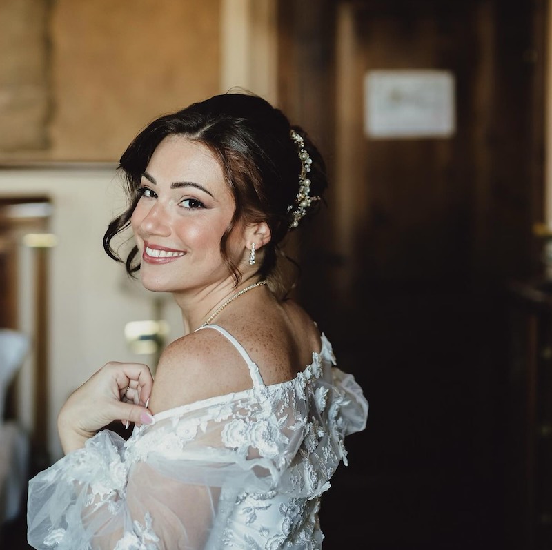 In questa foto, una sposa con un Beauty Look naturale e sofisticato