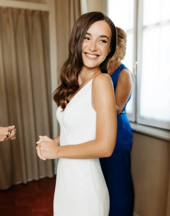 In questa foto, una sposa con un Beauty Look naturale e sofisticato