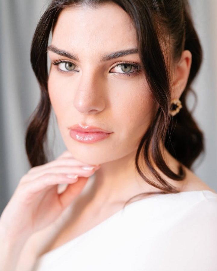 In questa foto, una trucco sposa 2025 naturale con labbra luminose 