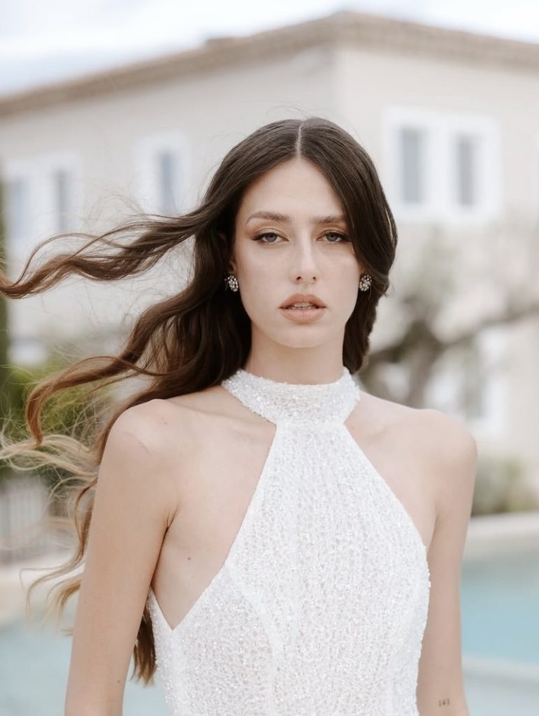 In questa foto una modella con un trucco sposa 2025 naturale che punta sullo sguardo delineato da nuance terrose