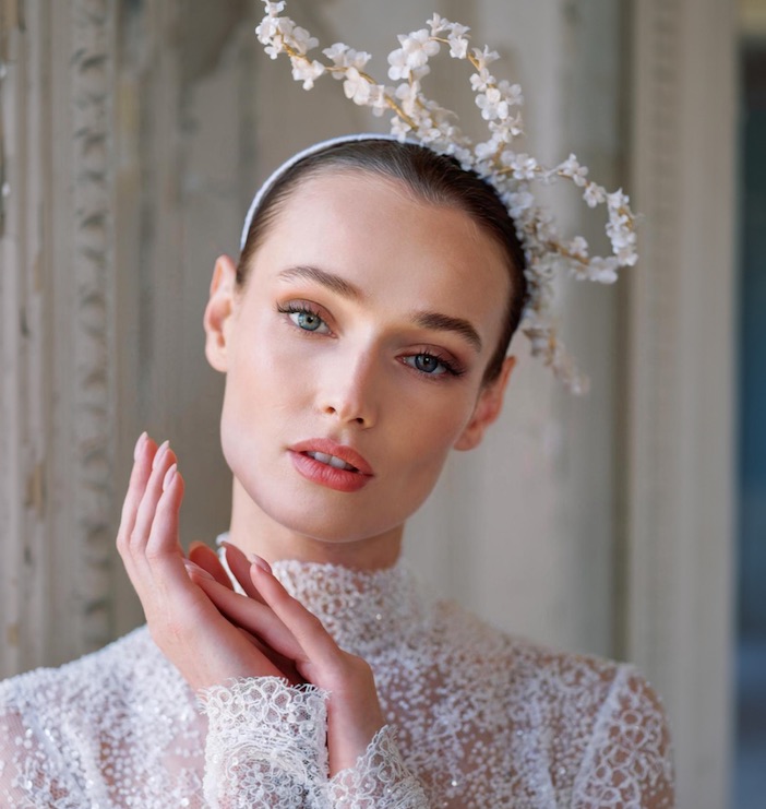 In questa foto, una modella indossa un abito da sposa Sareh Nouri e un trucco sposa naturale che punta l'attenzione sulle labbra dipinte con un rossetto rosato
