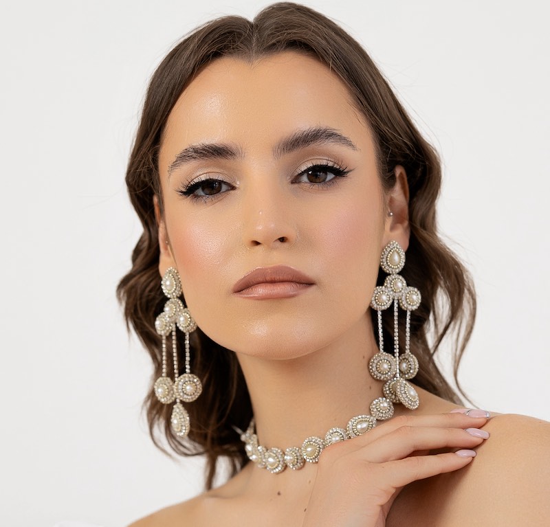 In questa foto una modella indossa un abito da sposa Agnieszka Światly un trucco sposa che punta sullo sguardo delineato dall'eyeliner