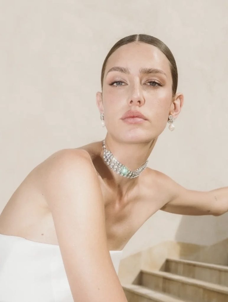 In questa foto, una modella con un trucco sposa 2025 naturale dalla base viso perfetta effetto second skin