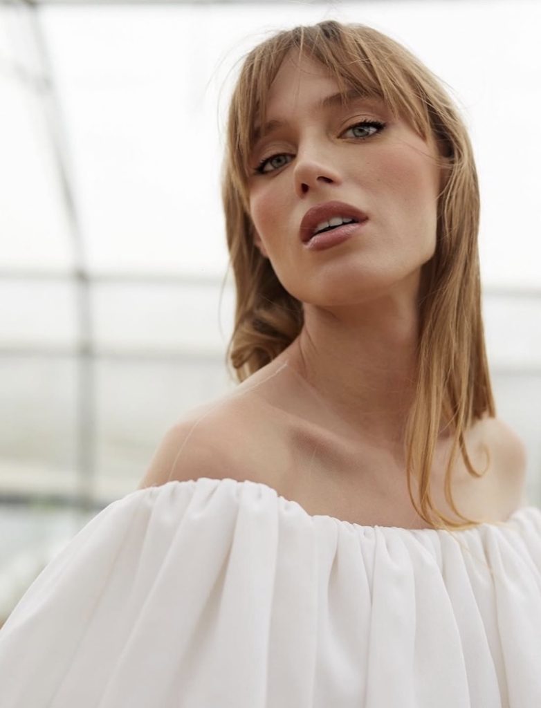 In questa foto, una modella indossa un abito da sposa Peter Langner e un trucco sposa naturale che punta l'attenzione sulle labbra con un matte e neutro