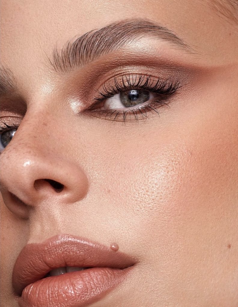 In questa foto un trucco sposa 2025 naturale che punta sullo sguardo delineato da nuance terrose