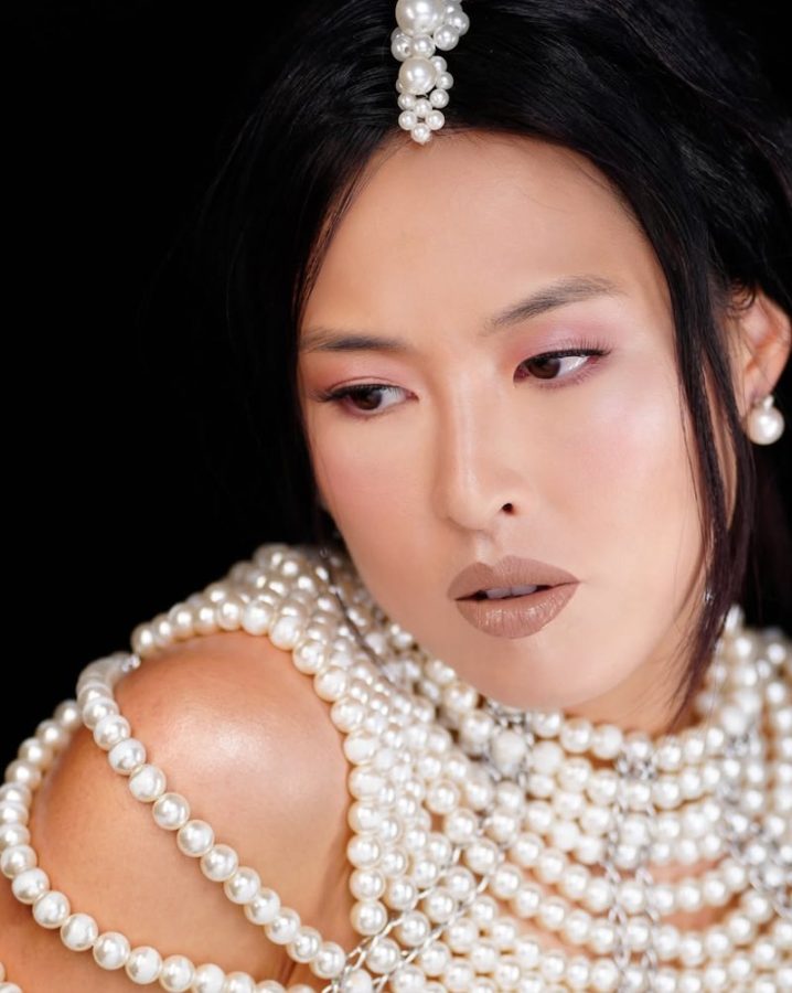 In questa foto, una modella con un trucco sposa 2025 naturale realizzato dal make-up artist Orazio Tomarchio