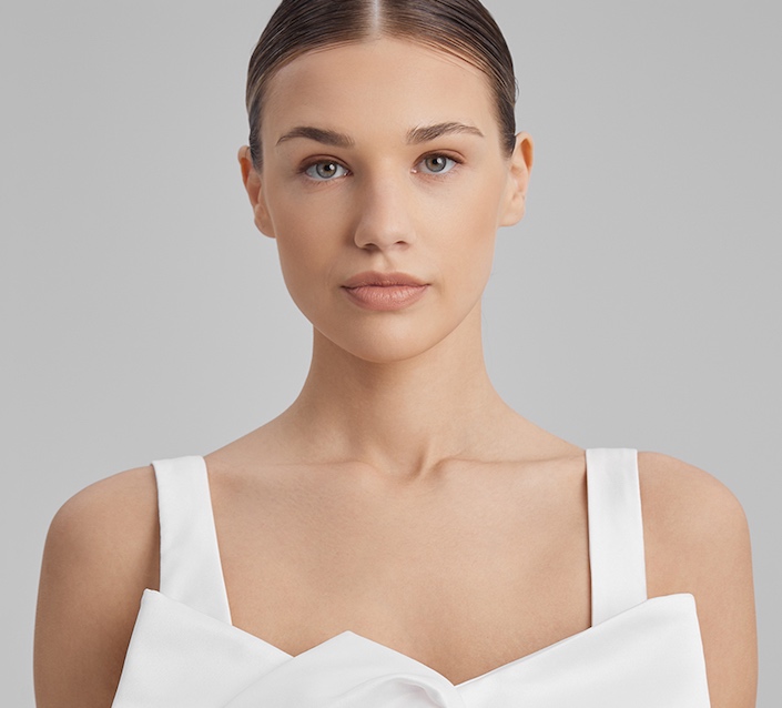 In questa foto, una modella con un abito da sposa Baè e un trucco sposa 2025 naturale