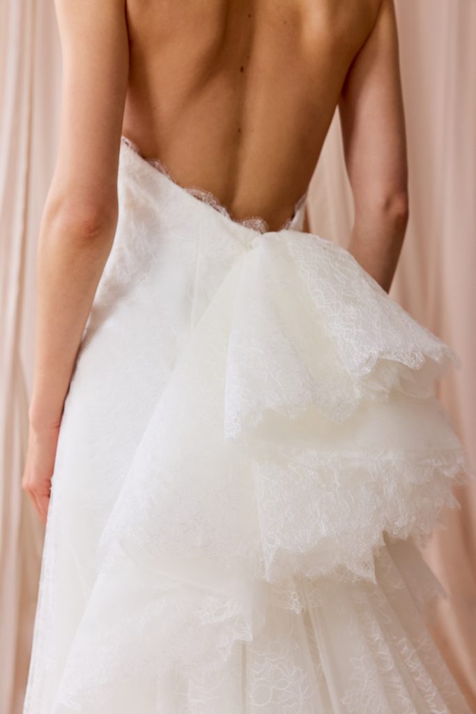 In questa foto la modella indossa un abito da sposa nagae 2026