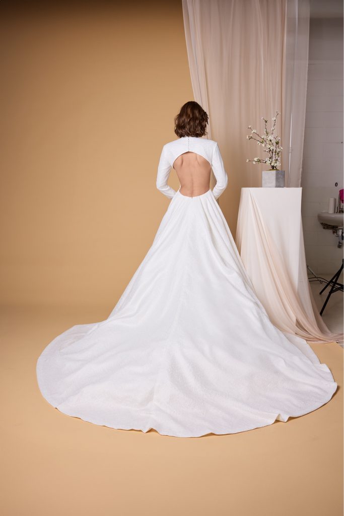 In questa foto la modella indossa un abito da sposa nagae 2026