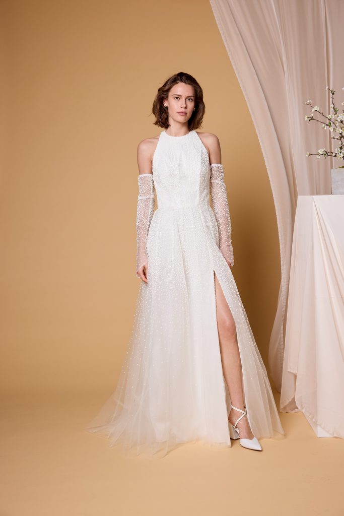 In questa foto la modella indossa un abito da sposa nagae 2026