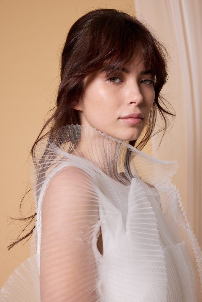 In questa foto la modella indossa un abito da sposa nagae 2026