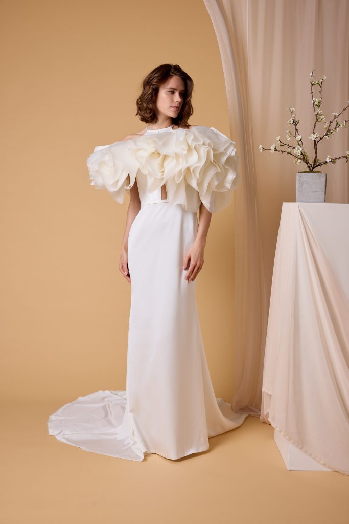 In questa foto la modella indossa un abito da sposa nagae 2026