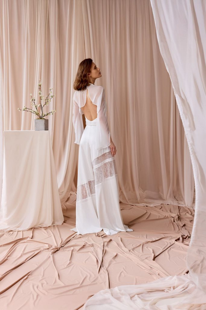 In questa foto la modella indossa un abito da sposa nagae 2026